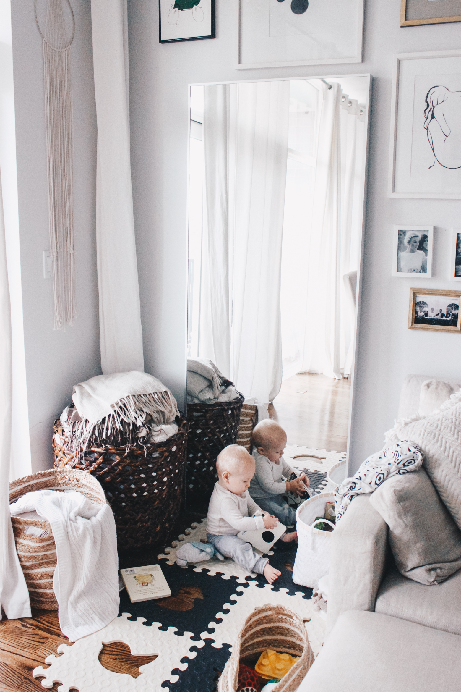 create a baby play area that blends in with your living room foto